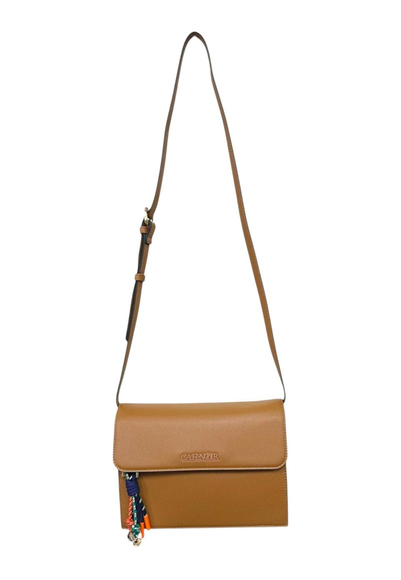 Borsa a tracolla in pelle marrone con cinturino regolabile, chiusura a pattina, logo del marchio impresso e charm a nastro multicolore sul lato.