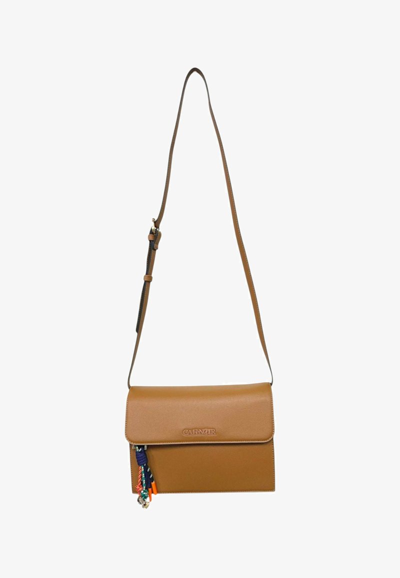 Borsa a tracolla in pelle marrone con cinturino regolabile, chiusura a pattina, logo del marchio impresso e charm a nastro multicolore sul lato.