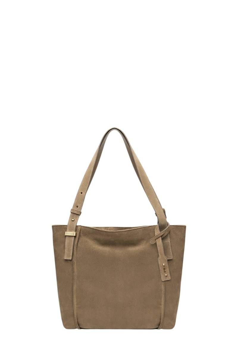 Borsa tote in suede marrone con tracolla lunga e regolabile e apertura superiore. Caratterizzata da una texture liscia e un design minimalista senza componenti visibili.
