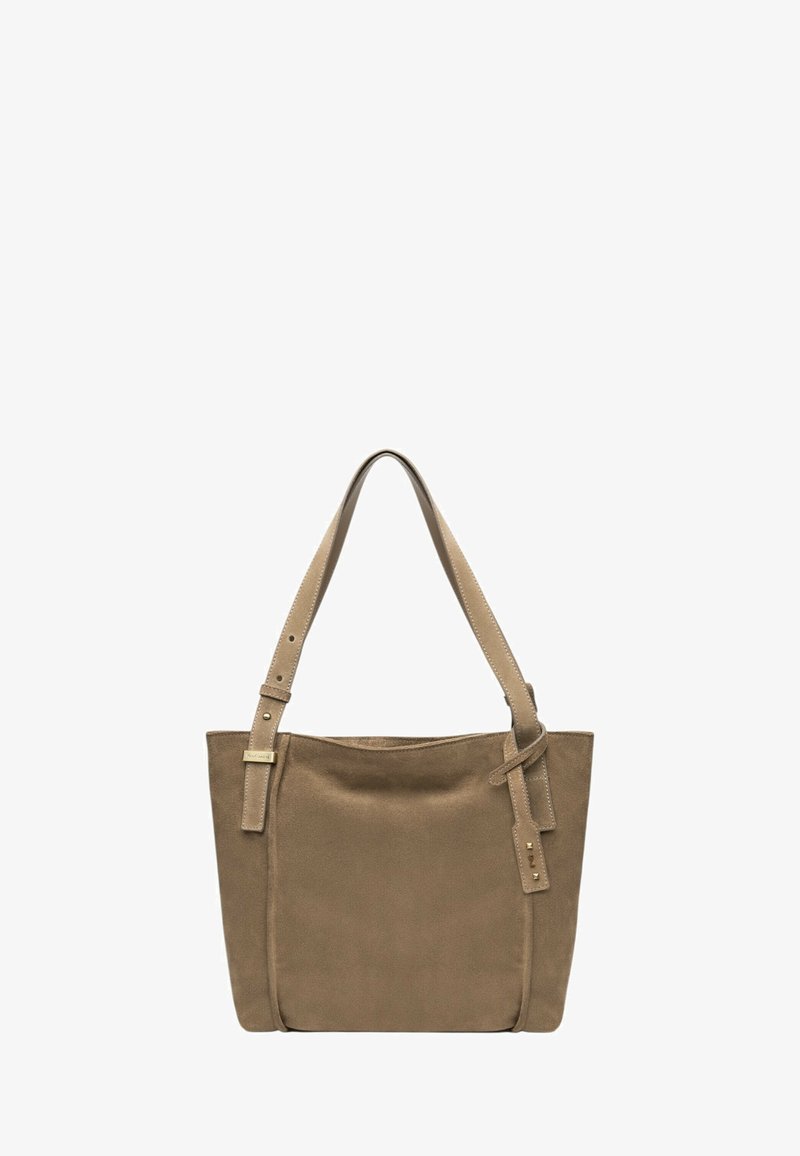 Borsa tote in suede marrone con tracolla lunga e regolabile e apertura superiore. Caratterizzata da una texture liscia e un design minimalista senza componenti visibili.