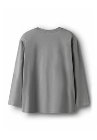 Graues Langarmshirt aus weicher Baumwolle. Verfügt über einen schlichten, runden Halsausschnitt und eine lockere Passform, ohne Muster oder Verzierungen.