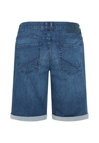 Short en denim bleu avec revers roulés, deux poches arrière, passants pour ceinture et un patch foncé sur la taille.