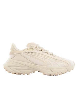 Beiger klobiger Sportschuh mit strukturierter Sohle, mehrlagigem Obermaterial, Schnürverschluss und dezenten Musterdetails an der Seite.