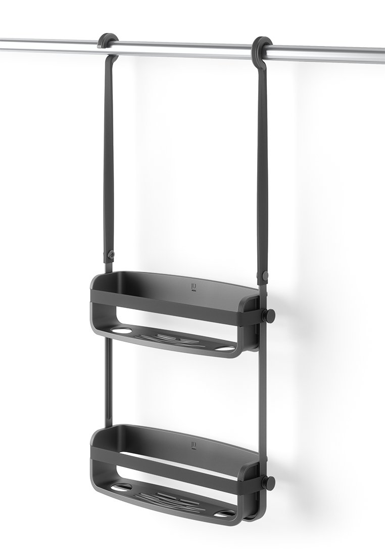 Zweistöckiger schwarzer Plastik-Duschkorb mit Abflusslöchern, der an einem horizontalen Metallstab mit verstellbaren Riemen hängt.