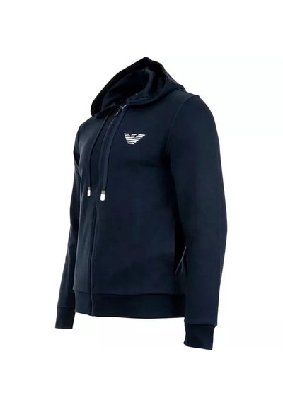 Felpa con zip di colore blu navy, con una consistenza morbida. Presenta un grande cappuccio, tasche frontali e un logo bianco sul petto. Polsini e orlo a coste.