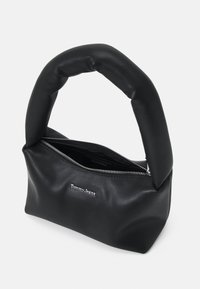 Sac à main en cuir noir avec une poignée rembourrée, une fermeture éclair et un détail logo en argent. Texture lisse et silhouette structurée.