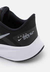 Nike Performance QUEST 4 - Zapatillas running asfalto - black/white/dark smoke grey