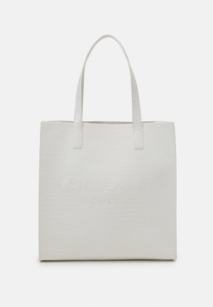 Witte rechthoekige draagtas met een krokodillenstructuur en een geperst "TED BAKER LONDON" logo. Voorzien van twee platte handvatten voor het dragen.