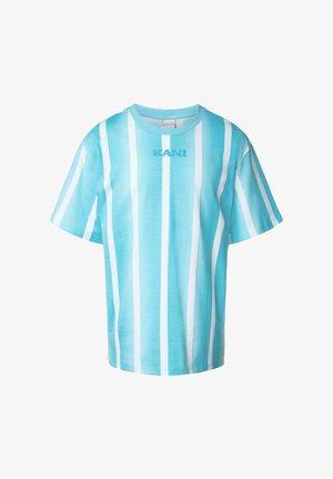 Camiseta de manga corta azul claro con llamativas rayas verticales blancas y el logotipo "KANI" impreso en azul contrastante en el pecho.