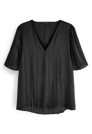 Blouse noire à manches courtes avec col en V, tissu léger plissé et coupe ample et décontractée.