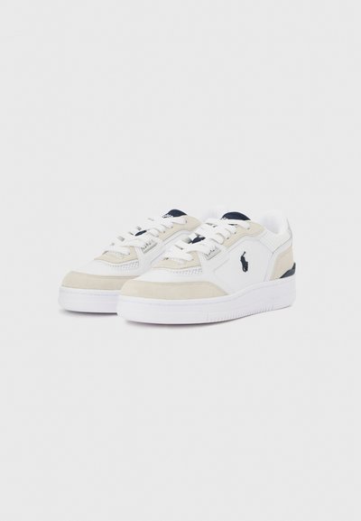 Λευκά χαμηλά sneakers με μπεζ λεπτομέρειες, λευκά κορδόνια και μαύρο κεντημένο λογότυπο αλόγου στο πλάι.