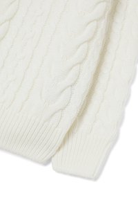 Suéter de punto trenzado en color crema, con patrones texturizados y puños de canalé. Fabricado con hilo suave, ofrece calidez y comodidad.