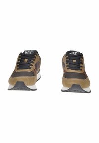 Sneaker in camoscio e rete marroni e neri con lacci neri, suole centrali bianche e logo "GAP" sulla linguetta, dotate di colletto imbottito e suole testurizzate.