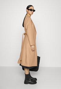 Calvin Klein ESSENTIAL WRAP COAT - Casaco clássico - safari canvas
