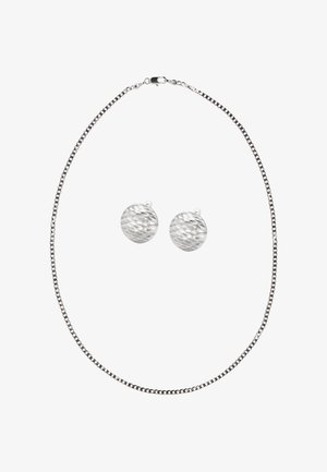 Collana con catena d'argento dal design a maglie lavorate, accompagnata da orecchini rotondi abbinati con superficie sfaccettata.