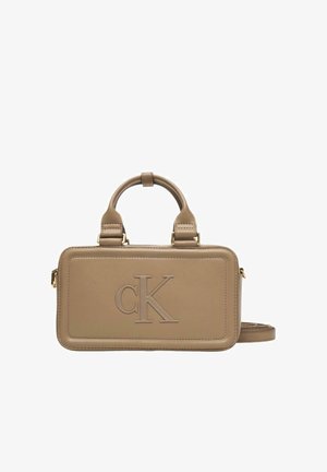 Borsa a mano in pelle color cuoio con forma rettangolare, manici superiori, logo "CK" in rilievo e dettagli in metallo color oro; dotata di tracolla rimovibile.