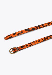 Pomarańczowy skórzany pasek z czarnymi plamkami w leopardzie, z okrągłą, złotą klamrą ozdobioną małymi ćwiekami, o gładkiej fakturze i regulowanymi otworami.