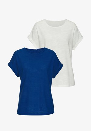 Dve tričká s krátkym rukávom: jedno v tmavomodrej farbe, druhé v bielej. Obe majú okrúhly výstrih a voľný strih s prehnutými manžetami.