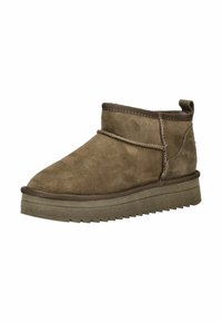 Botas de ante marrón hasta el tobillo con puntera redondeada, costuras decorativas y suela plana de goma. Presentan una lengüeta en la parte posterior para facilitar su uso.