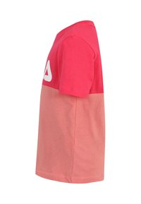 Rood en roze t-shirt met korte mouwen en ronde hals, met een wit logo op de bovenste voorkant en een gladde katoenstructuur.