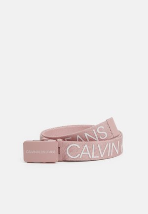 Roze stoffen riem met een plastic gesp, voorzien van grote witte tekst "CALVIN KLEIN JEANS" langs de band.