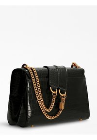 Schwarze, krokodilgeprägte Lederhandtasche mit einer goldenen Kettenriemen, einem Vorhängeschloss-Detail und einer strukturierten Form. Mit einem Klappenverschluss.