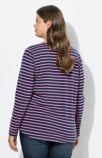 Tummansininen pitkähihaisuus paita, jossa on vaaleanpunaisia vaakaraitoja, pyöristetty helma ja pehmeä kangas. Hihais on pieni yksityiskohta.