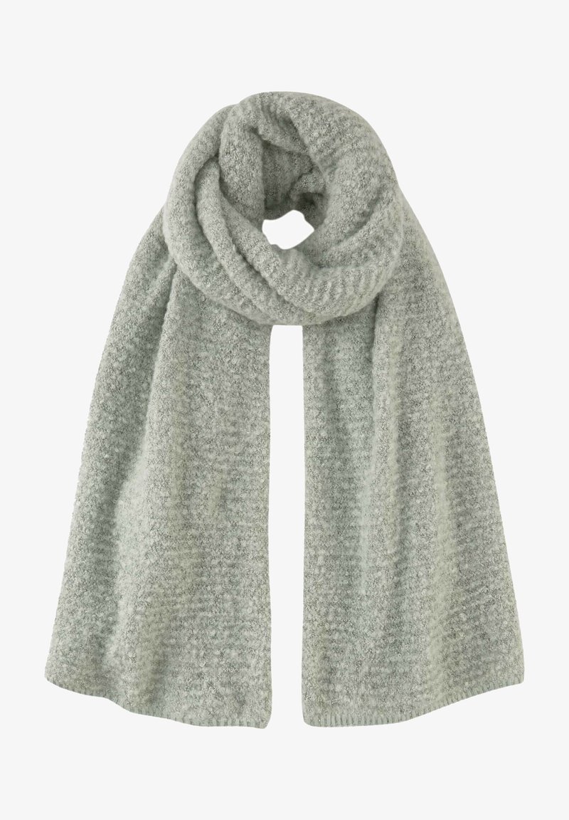 Écharpe tricotée gris clair avec un motif doux et texturé, pliée lâchement pour montrer sa longueur et son tissu confortable.