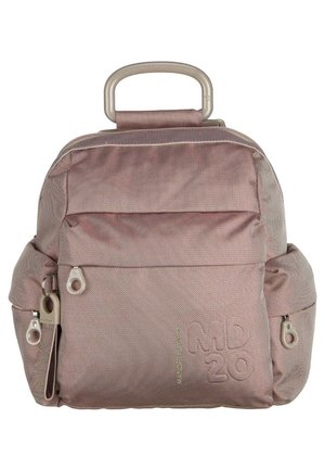 Roze gestructureerde rugzak met een bovenhandvat, meerdere vakken en een logo aan de voorkant. Ritsen en zakaccenten verbeteren de functionaliteit.