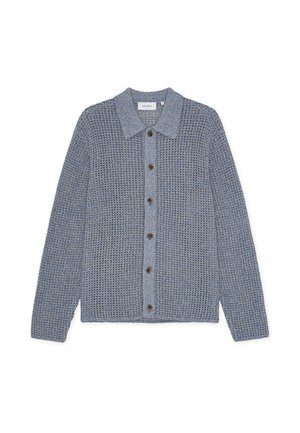 Cardigan bleu en tricot avec fermeture à boutons sur le devant, col et manches longues. Présente un motif texturé et des boutons marron le long de la fermeture.