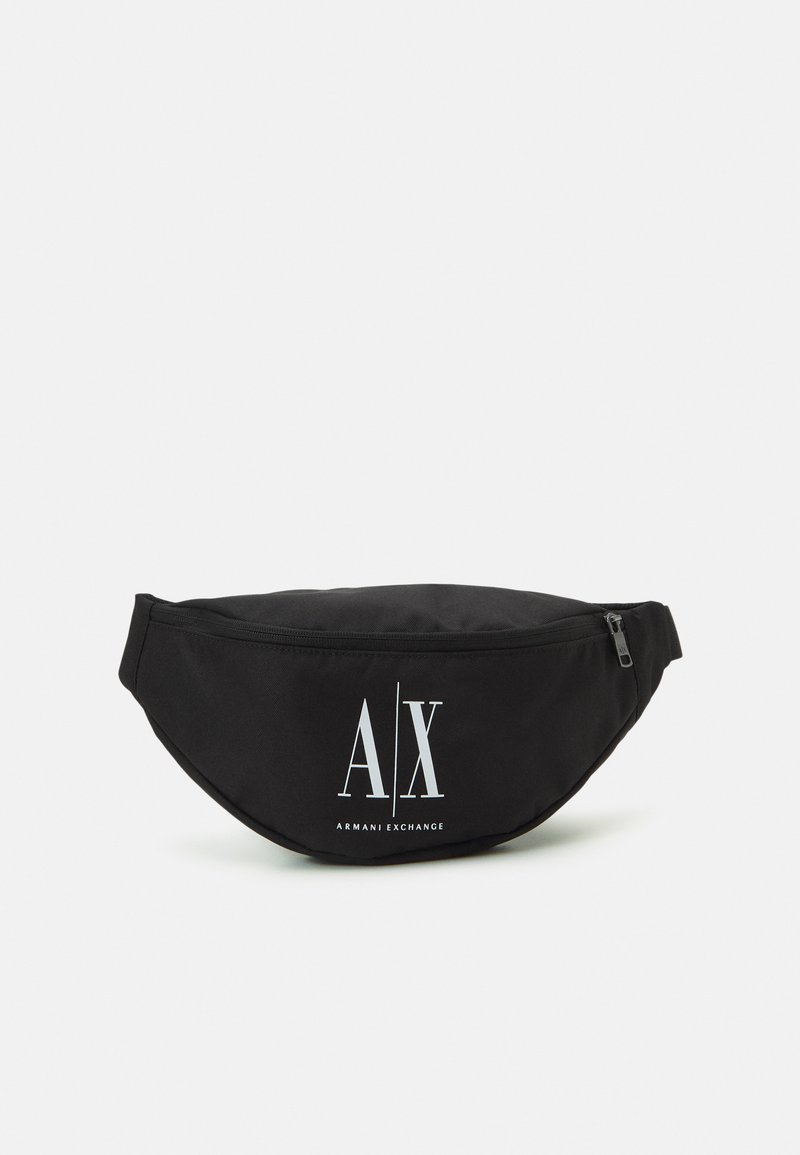 Czarna nerka Armani Exchange z białym logo A|X i przednią kieszonką na zamek, zaprojektowana do noszenia bez użycia rąk.