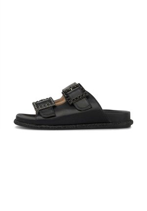 Sandalia negra tipo slide con dos tiras anchas decoradas con eslabones de cadena negros y suela plana.