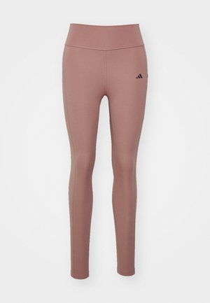 Legging de sport rose en tissu extensible. Design taille haute avec une texture lisse et un petit logo noir sur la hanche gauche.