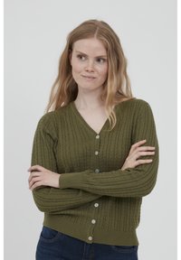 Maslinasto zelena, teksturirana kardigan s V-izrezom, dugim rukavima i pet dugmadi sprijeda. Rebrasti manžeti i pojas.