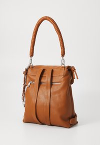 Sac à main en cuir marron avec une poignée texturée enroulée. Comprend une poche avant zippée, des bretelles ajustables et une finition lisse.