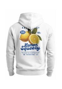Weißer Hoodie mit bunten Zitronen-Grafiken und blauer Schrift, darunter "Lemon Squeezy" und "Never Less®", mit einer glatten Stofftextur.