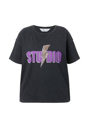 Camiseta de algodón negra con mangas cortas que presenta un rayo de estampado de leopardo y el texto "STUDIO" en púrpura y blanco.