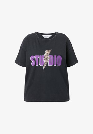 T-shirt en coton noir à manches courtes avec un éclair imprimé léopard et le texte "STUDIO" en violet et blanc.