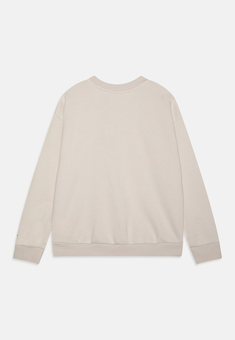 Sudadera beige con cuello redondo, mangas largas y puños acanalados. Textura suave y corte relajado con dobladillo ajustado. Sin gráficos visibles.