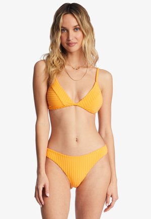 Żółty bikini w prążki, składający się z trójkątnego stanika i dolnej części o niskim stanie. Materiał ma teksturowane wykończenie z cienkimi ramiączkami i szwami.