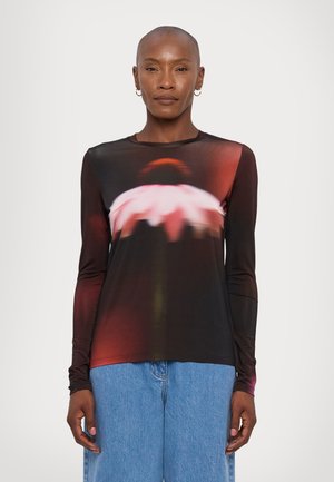 Langärmliges Hemd in Schwarz mit einem floralen Design in Pink- und Rottönen, aus einem glatten, elastischen Stoff gefertigt. Rundhalsausschnitt und enganliegende Ärmel.