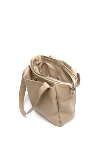 Bež torba od kože s zatvaranjem na zip, dvije naramenice i prostranim unutrašnjim dijelom koji pokazuje tkaninsku podstavu. Glatka tekstura, bez uzoraka.