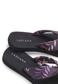 Flip-flops met een zwarte rubberen zool en stoffen bandjes met een bloemenpatroon in paarse en roze tinten, met het merk "LASCANA."