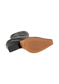 Stivale alla caviglia in pelle nera con punta arrotondata e tacco a blocco. La suola è in gomma beige con un motivo di grip texturizzato.