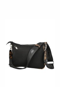 Bolso cruzado de tela negra con una correa de estampado de leopardo, cierre con cremallera y detalles de hardware en plateado. Correa ajustable para mayor comodidad.