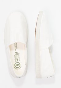 Natural World CAMPING - Pantofi slip-on - blanco