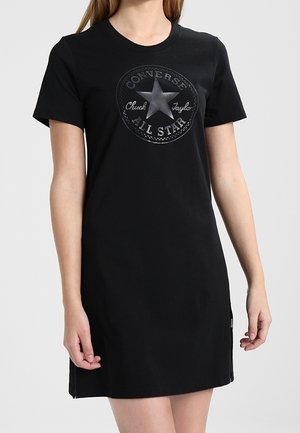Sort kortærmet kjole med rund hals med et sort Converse All Star Chuck Taylor-logo på brystet.