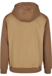Brun hettegenser med to-farget design som har en solid brun øvre del og en lysere tan nedre del, som viser en myk tekstur og justerbar hette.