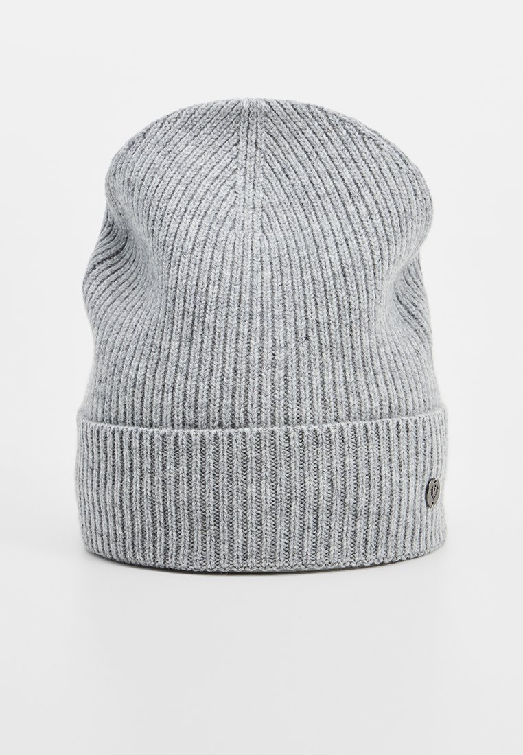 Szary dziany kapelusz z pionowym prążkowaniem, miękka tekstura, zwinięty mankiet i mała metalowa metka po boku. Prosty design dla komfortu cieplnego.