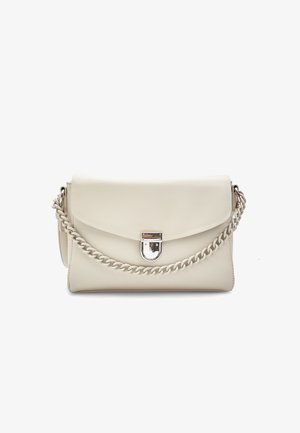 Cremfarbene Kunstleder-Crossbody-Tasche mit Klappenverschluss, silberfarbener Hardware und einem dicken Kettenriemen. Glatte Textur und minimalistisches Design.